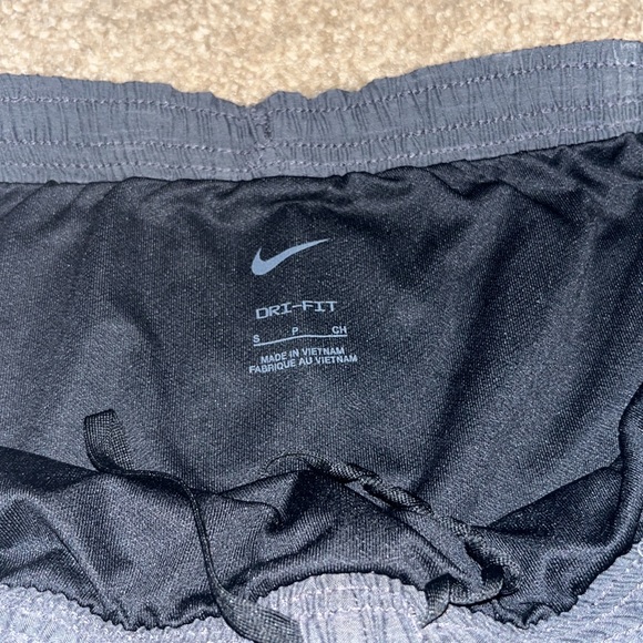 Nike shorts SIZE: S - Picture 3 of 4